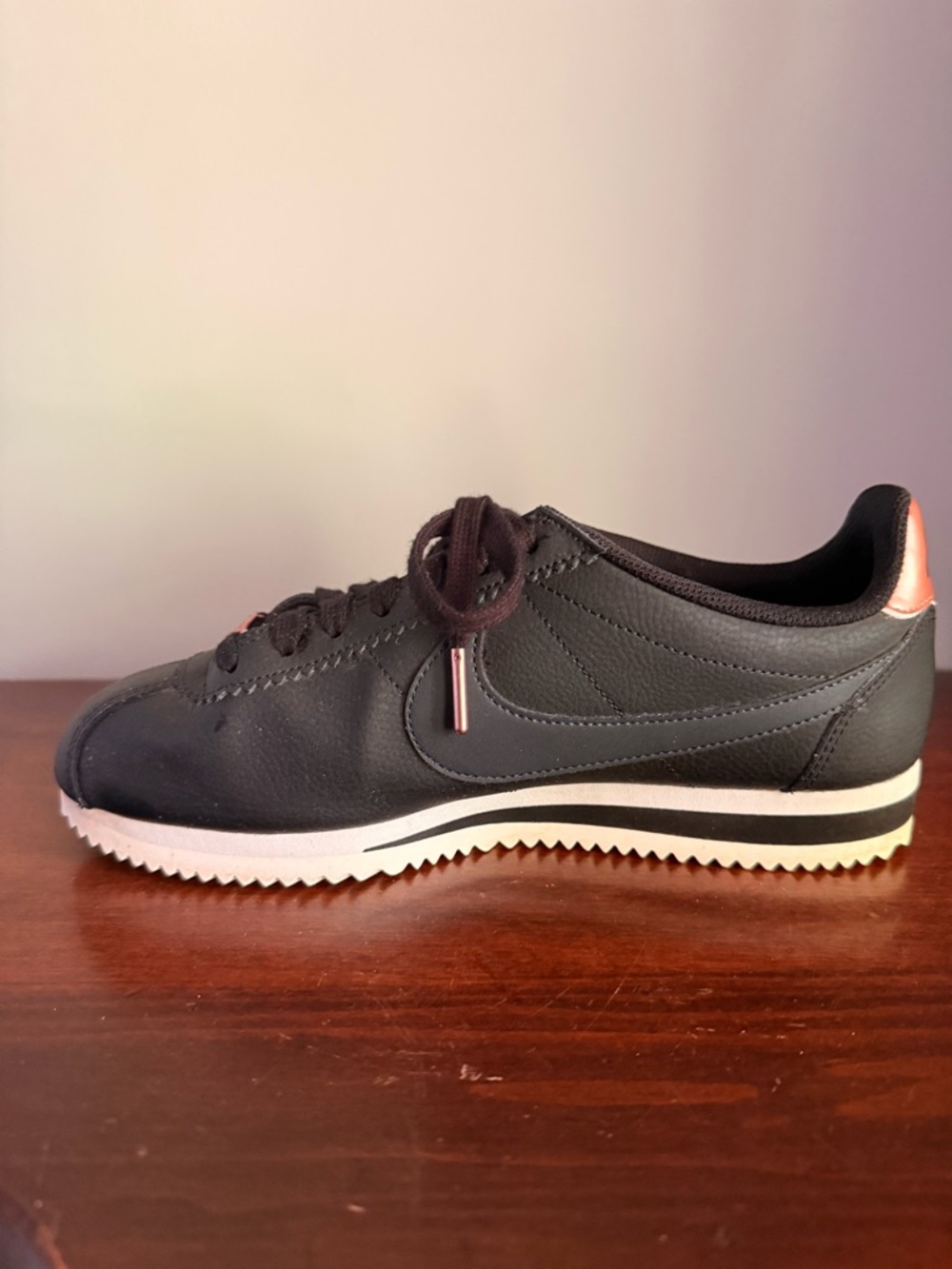 Nike women’s classic Cortez leather. Black with rose gold accents. size 8.5 - Picture 3 of 14